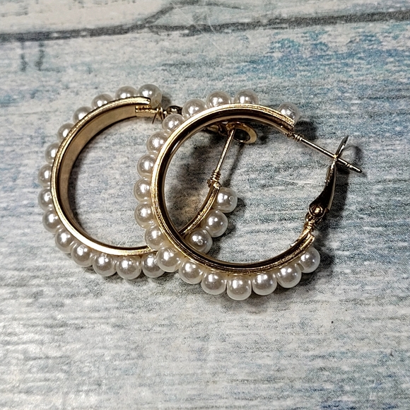 Elegant Gold and Pearl Hoop Earrings Set - Picture 7 of 8